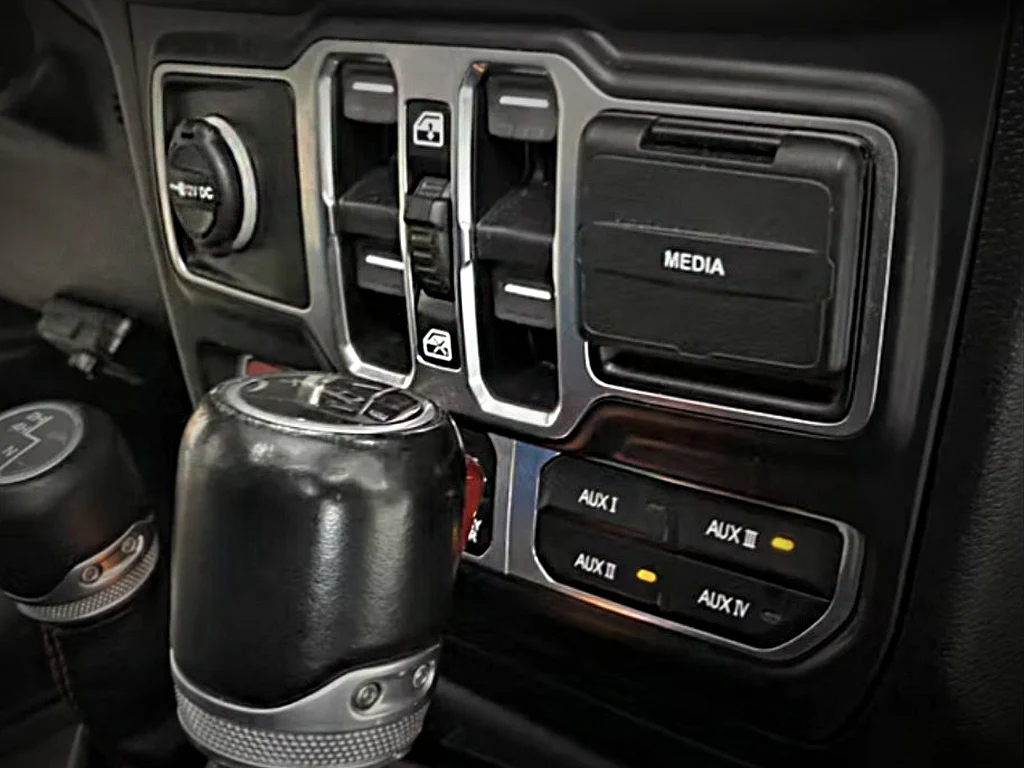 LASFIT LO-JPS01 auxiliary switch panel installed in Jeep dash